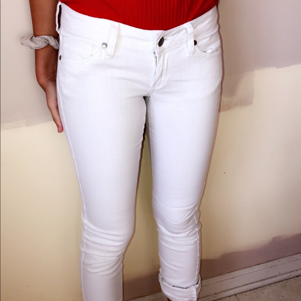 white low-waisted jeans🍁